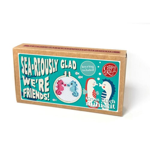 The Crafty Kit Company Borduurpakket Matchbox - Sea-riously Glad We’re Friends! - The Crafty Kit Company The Crafty Kit Company Borduurpakket Matchbox - Sea-riously Glad We’re Friends! - The Crafty Kit Company