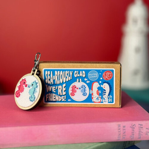 The Crafty Kit Company Borduurpakket Matchbox - Sea-riously Glad We’re Friends! - The Crafty Kit Company The Crafty Kit Company Borduurpakket Matchbox - Sea-riously Glad We’re Friends! - The Crafty Kit Company