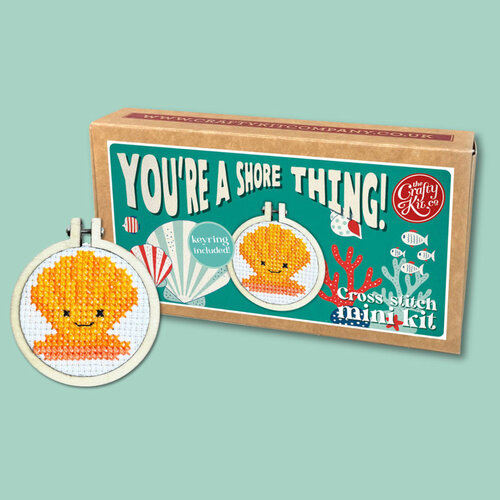 The Crafty Kit Company Borduurpakket Matchbox - You're a Shore Thing! - The Crafty Kit Company The Crafty Kit Company Borduurpakket Matchbox - You're a Shore Thing! - The Crafty Kit Company