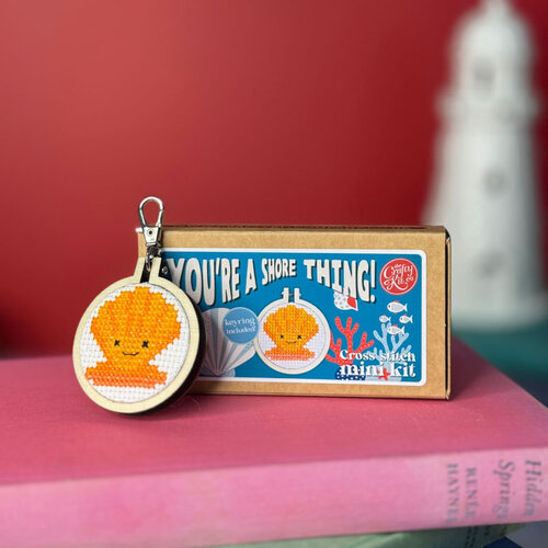 The Crafty Kit Company Borduurpakket Matchbox - You're a Shore Thing! - The Crafty Kit Company The Crafty Kit Company Borduurpakket Matchbox - You're a Shore Thing! - The Crafty Kit Company