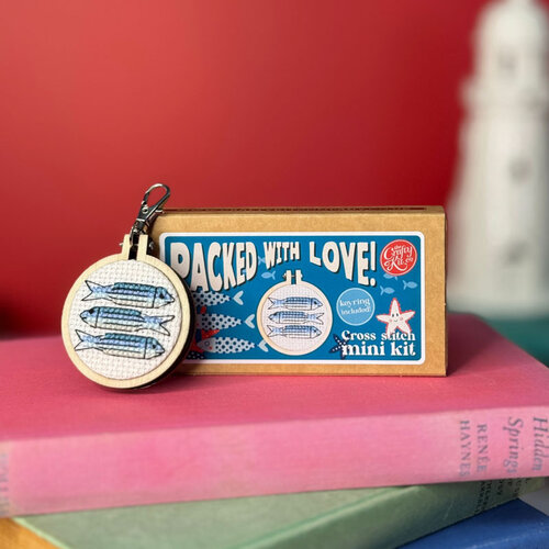 The Crafty Kit Company Borduurpakket Matchbox - Packed with Love! - The Crafty Kit Company The Crafty Kit Company Borduurpakket Matchbox - Packed with Love! - The Crafty Kit Company