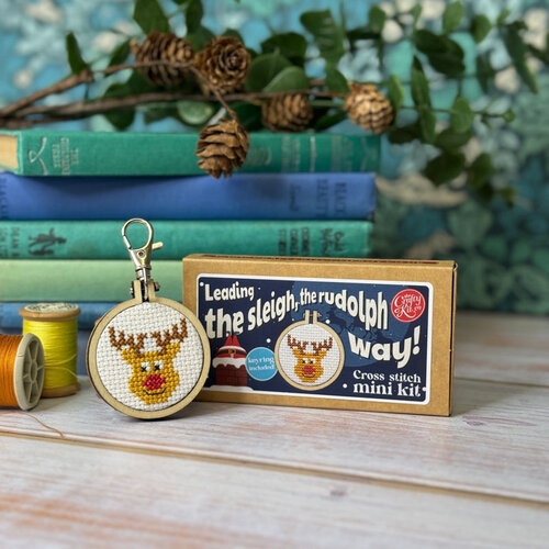 The Crafty Kit Company Borduurpakket Matchbox Leading the Sleigh, the Rudolph Way! - The Crafty Kit Company