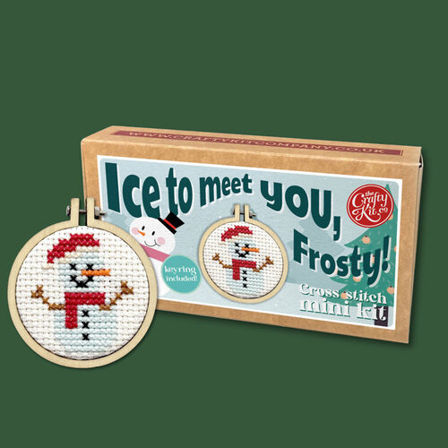 The Crafty Kit Company Borduurpakket Matchbox Ice to Meet You, Frosty! - The Crafty Kit Company The Crafty Kit Company Borduurpakket Matchbox Ice to Meet You, Frosty! - The Crafty Kit Company