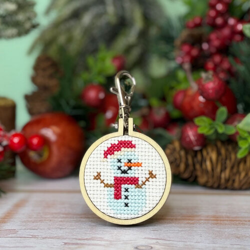 The Crafty Kit Company Borduurpakket Matchbox Ice to Meet You, Frosty! - The Crafty Kit Company The Crafty Kit Company Borduurpakket Matchbox Ice to Meet You, Frosty! - The Crafty Kit Company