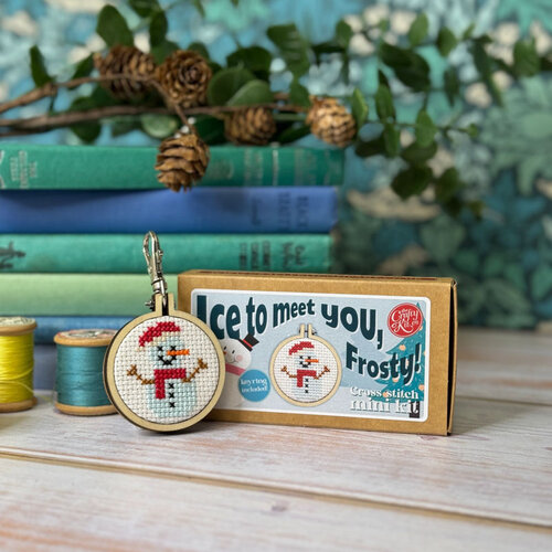 The Crafty Kit Company Borduurpakket Matchbox Ice to Meet You, Frosty! - The Crafty Kit Company The Crafty Kit Company Borduurpakket Matchbox Ice to Meet You, Frosty! - The Crafty Kit Company