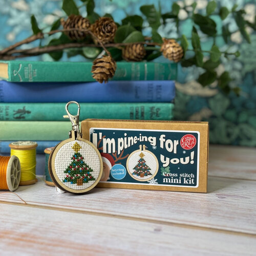 The Crafty Kit Company Borduurpakket Matchbox I'm Pine-ing for You - The Crafty Kit Company The Crafty Kit Company Borduurpakket Matchbox I'm Pine-ing for You - The Crafty Kit Company