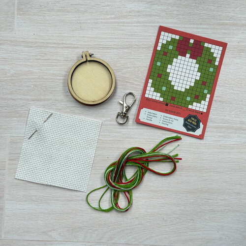 The Crafty Kit Company Borduurpakket Matchbox Merry Christmas - The Crafty Kit Company The Crafty Kit Company Borduurpakket Matchbox Merry Christmas - The Crafty Kit Company