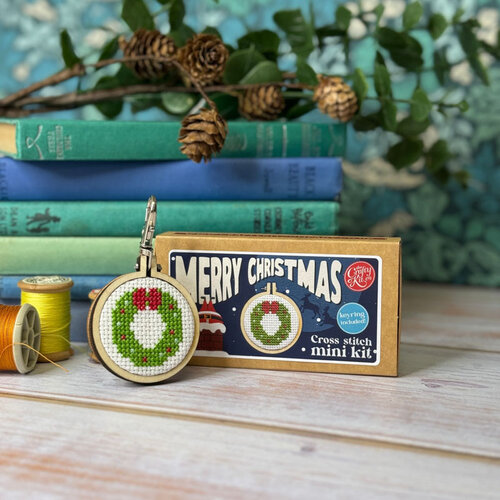 The Crafty Kit Company Borduurpakket Matchbox Merry Christmas - The Crafty Kit Company The Crafty Kit Company Borduurpakket Matchbox Merry Christmas - The Crafty Kit Company