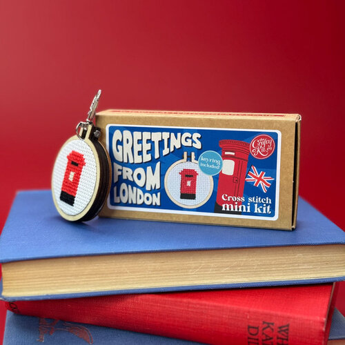 The Crafty Kit Company - Borduurpakket Matchbox - Greetings from London - The Crafty Company The Crafty Kit Company - Borduurpakket Matchbox - Greetings from London - The Crafty Company