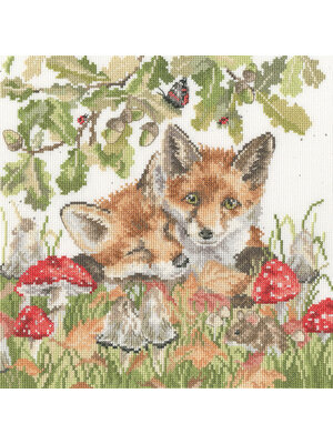 Bothy Threads Borduurpakket Hannah Dale - Under The Oak Tree - Bothy Threads Bothy Threads Borduurpakket Hannah Dale - Under The Oak Tree - Bothy Threads