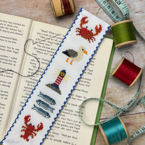The Crafty Kit Company - Borduurpakket Boekenlegger - Seaside - The Crafty Kit Company The Crafty Kit Company - Borduurpakket Boekenlegger - Seaside - The Crafty Kit Company