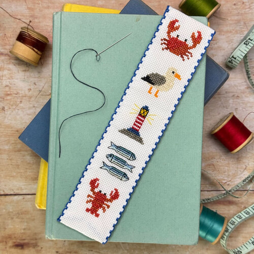 The Crafty Kit Company - Borduurpakket Boekenlegger - Seaside - The Crafty Kit Company The Crafty Kit Company - Borduurpakket Boekenlegger - Seaside - The Crafty Kit Company