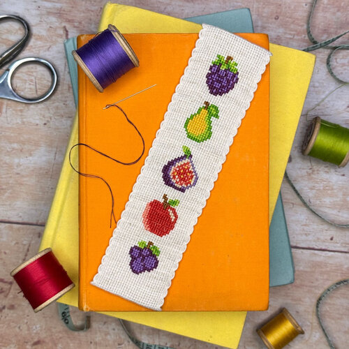 The Crafty Kit Company - Borduurpakket Boekenlegger - Autumn Fruits - The Crafty Kit Company The Crafty Kit Company - Borduurpakket Boekenlegger - Autumn Fruits - The Crafty Kit Company