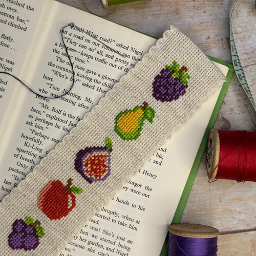 The Crafty Kit Company - Borduurpakket Boekenlegger - Autumn Fruits - The Crafty Kit Company The Crafty Kit Company - Borduurpakket Boekenlegger - Autumn Fruits - The Crafty Kit Company