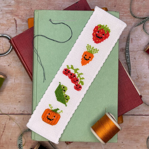 The Crafty Kit Company - Borduurpakket Boekenlegger - Kitchen Garden - The Crafty Kit Company The Crafty Kit Company - Borduurpakket Boekenlegger - Kitchen Garden - The Crafty Kit Company