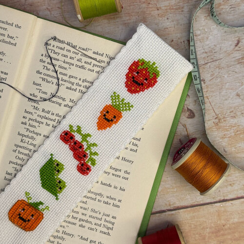 The Crafty Kit Company - Borduurpakket Boekenlegger - Kitchen Garden - The Crafty Kit Company The Crafty Kit Company - Borduurpakket Boekenlegger - Kitchen Garden - The Crafty Kit Company