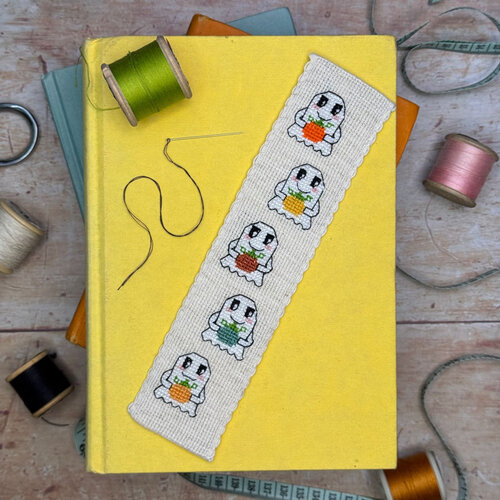 The Crafty Kit Company - Borduurpakket Boekenlegger - Pumpkin Ghosts - The Crafty Kit Company The Crafty Kit Company - Borduurpakket Boekenlegger - Pumpkin Ghosts - The Crafty Kit Company