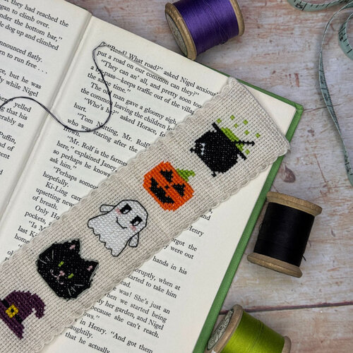 The Crafty Kit Company - Borduurpakket Boekenlegger - Hallowe'en - The Crafty Kit Company The Crafty Kit Company - Borduurpakket Boekenlegger - Hallowe'en - The Crafty Kit Company