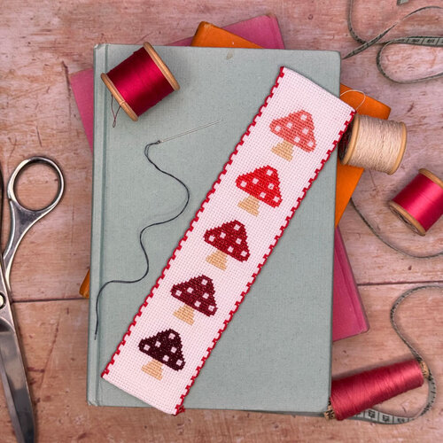 The Crafty Kit Company - Borduurpakket Boekenlegger - Toadstools - The Crafty Kit Company The Crafty Kit Company - Borduurpakket Boekenlegger - Toadstools - The Crafty Kit Company