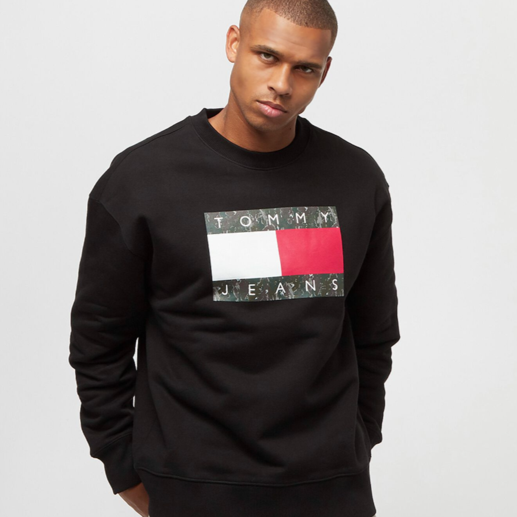 TOMMY JEANS TJ CAMO FLAG CREW