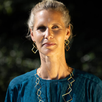 SANJOYA SANJOYA Oorbellen | Vergulde oorbellen met twee open vierkantjes | VER0323003