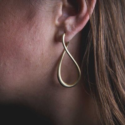 SANJOYA SANJOYA  Oorbellen | CREOLEN | INFINITY | MATTE | VERGULD