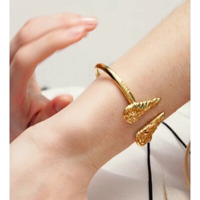 UNOde50 UNOde50 Armband | SER INVENCIBLE | Cuff bracelet with wing detail | VERGULD | PUL2602ORO000