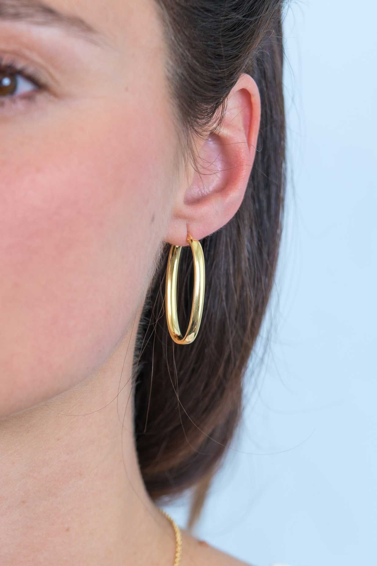 Erkakning eshagini yalaydi va barmoqlarini kiritadi