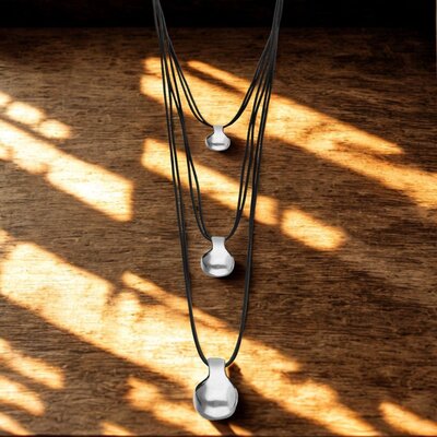 UNOde50 UNOde50 Ketting | Lange Leren Ketting met meerdere strengen en drie bollen | COL2044MARMTL