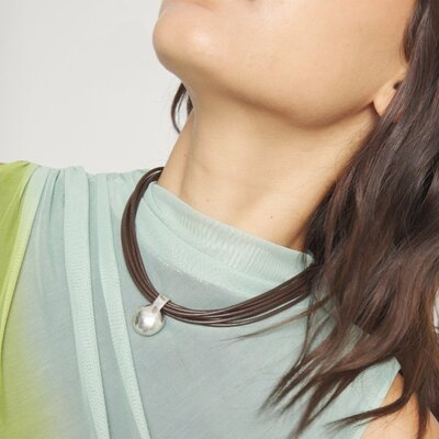 UNOde50 UNOde50 Ketting | Korte Leren Ketting met meerdere strengen en een grote bol | COL2046MARMTL