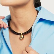 UNOde50 UNOde50 Ketting | Korte Leren Ketting met meerdere strengen en een grote bol | Verguld | COL2046MARORO