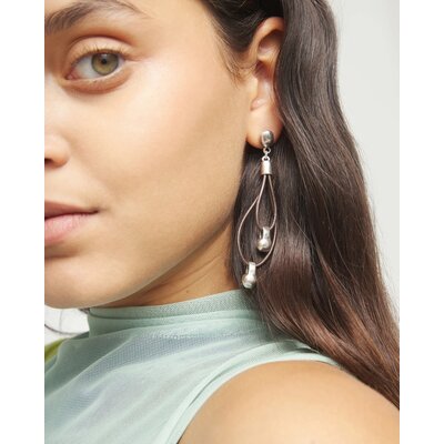 UNOde50 UNOde50 Oorbellen | Lange oorbellen met leren details en een bolvormig accent | PEN1061MTL