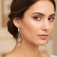 UNOde50 UNOde50 Oorbellen | Lange oorbellen met leren details en een bolvormig accent | SS26