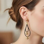 UNOde50 UNOde50 Oorbellen | Lange oorbellen met leren details en een bolvormig accent | Verguld | PEN1061MARORO