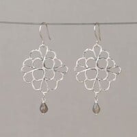 JEH JEWELS JEH JEWELS Oorbellen | Oorhangers zilver bloem + Labradoriet