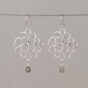 JEH JEWELS JEH JEWELS Oorbellen | Oorhangers zilver bloem + Labradoriet