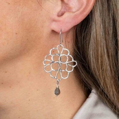 JEH JEWELS JEH JEWELS Oorbellen | Oorhangers zilver bloem + Labradoriet | 21702