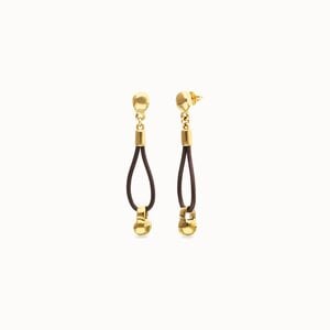 UNOde50 UNOde50 Oorbellen | Leren oorbellen met bolvormig accent | Verguld  | SS26