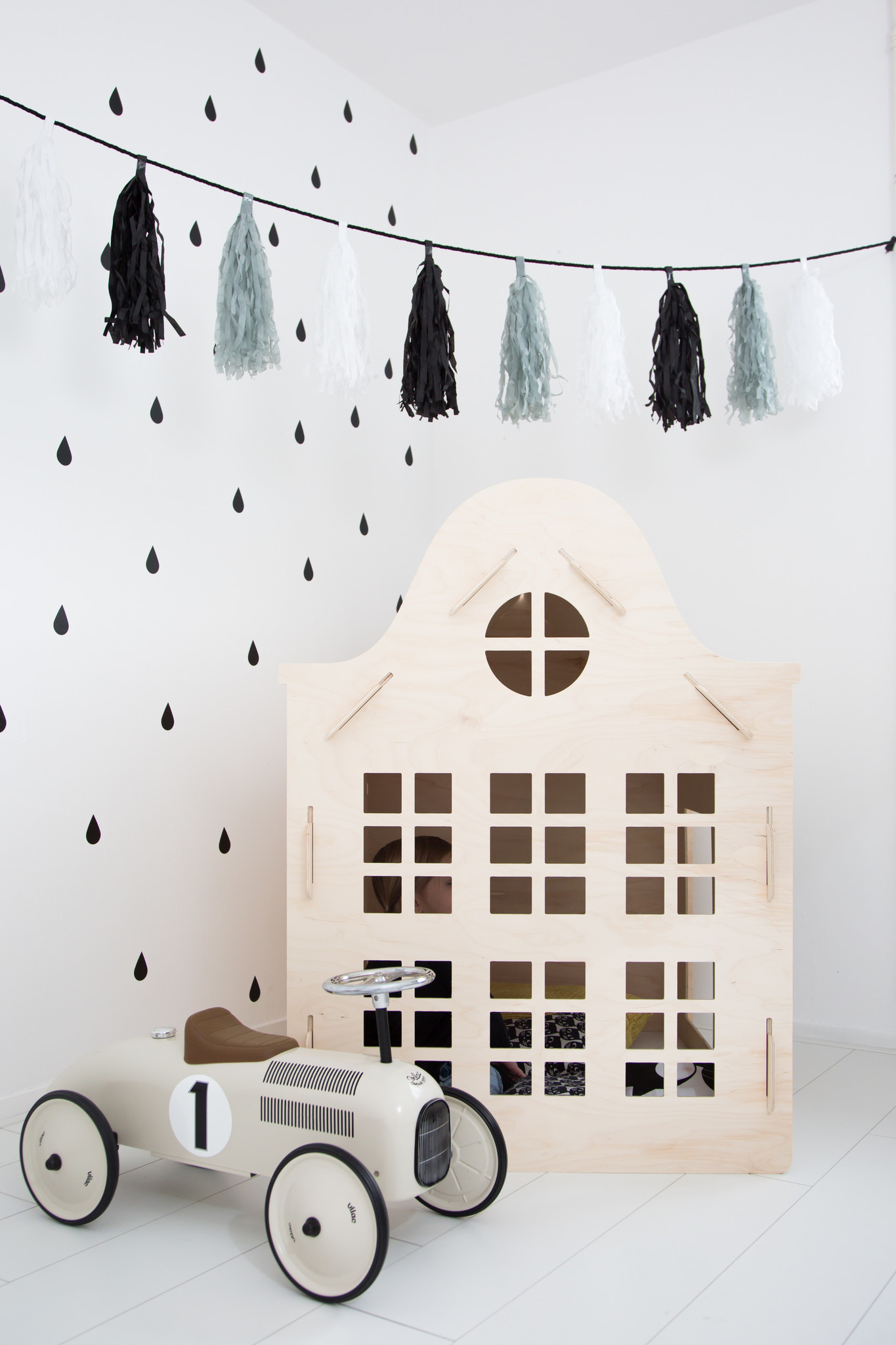Wooden playhouse for toddler in bellgable facade style Amsterdam canalhouse.-8