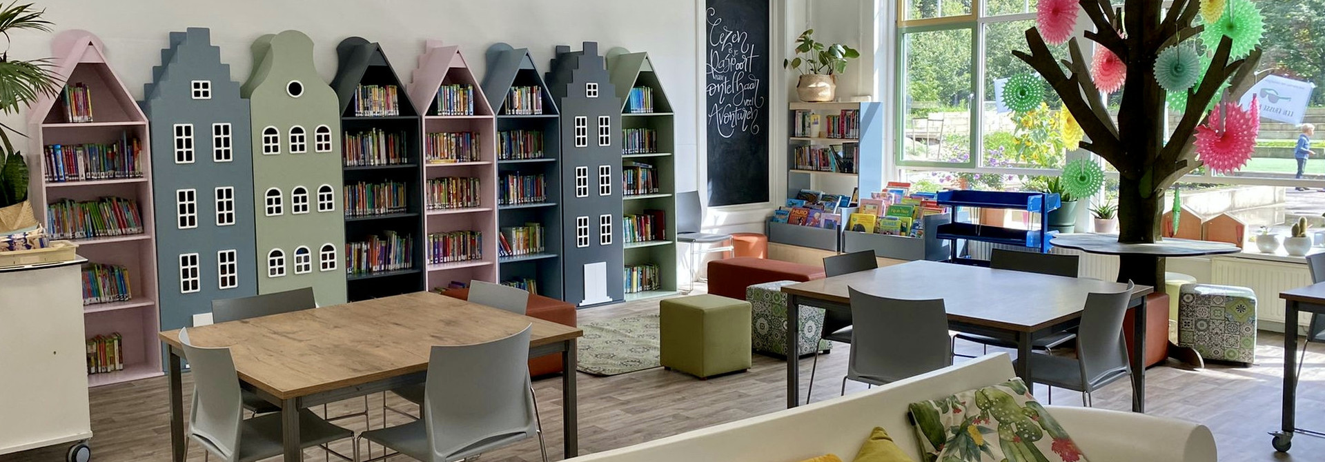 Een gastvrije ontvangsthal annex bibliotheek in de basisschool