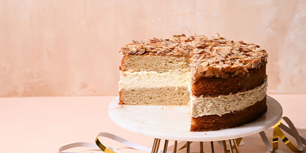Bienenstich fertig gebacken und angeschnitten auf Tortenplatte