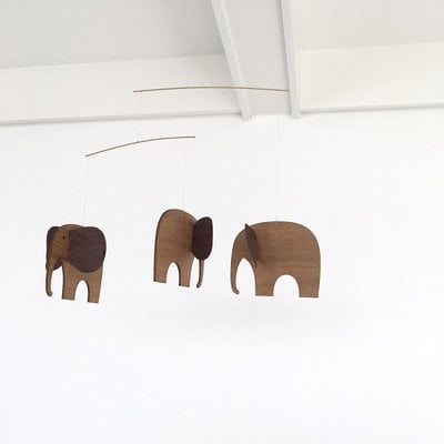 Flensted Mobiles Baby Olifanten 3 wood  - leather - Deens design