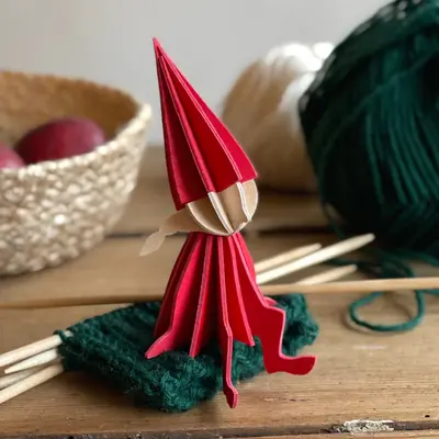 LOVI 3D ELF Girl mini zittend Rood H8cm  - duurzaam berkenhout