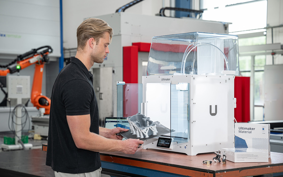 Man haalt een print uit een open UltiMaker S6