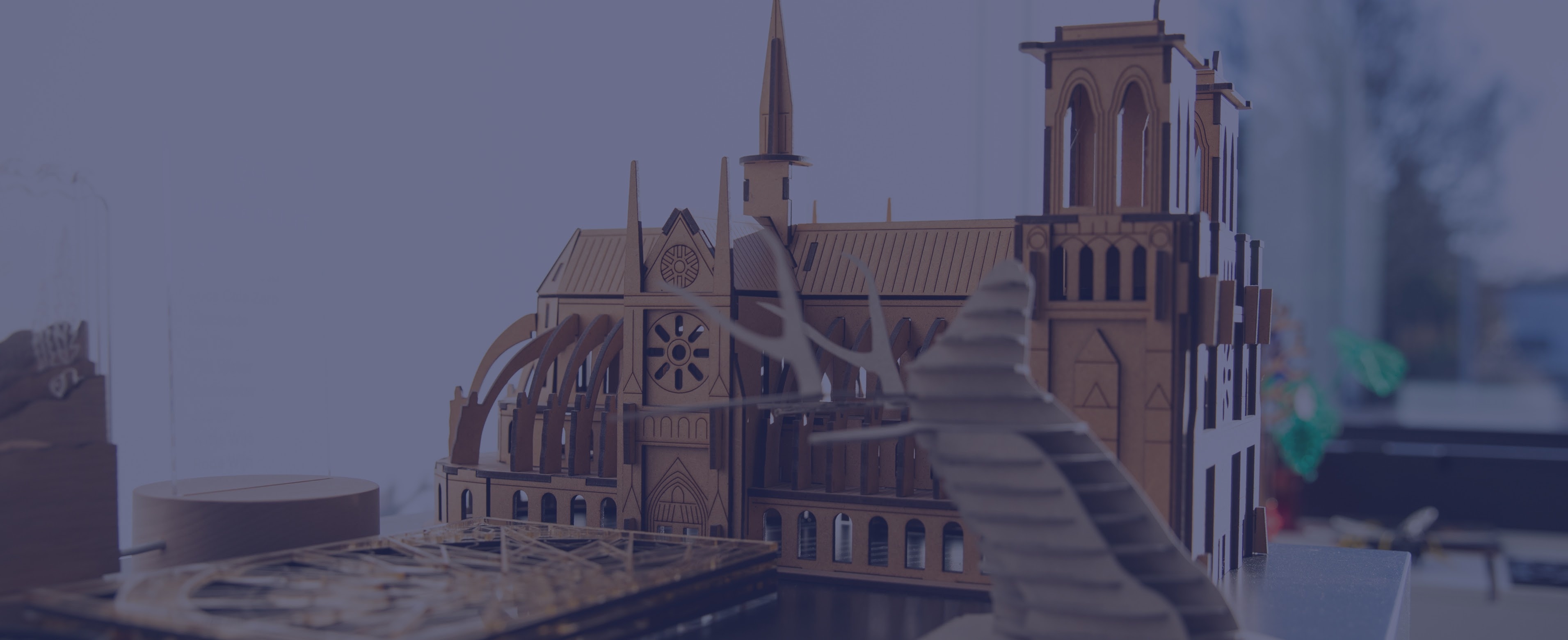 Lasergesneden model van een kathedraal van MDF.