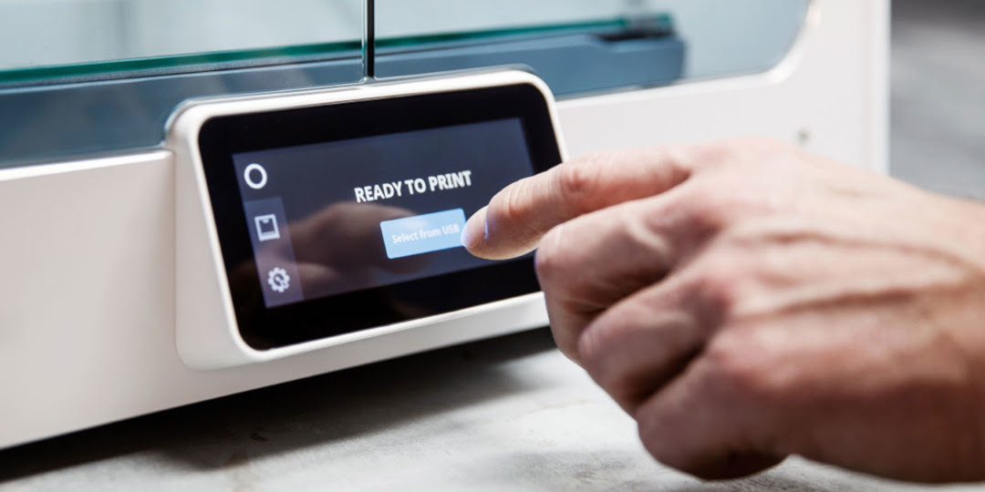 Finger interacting with the screen of the Ultimaker S5