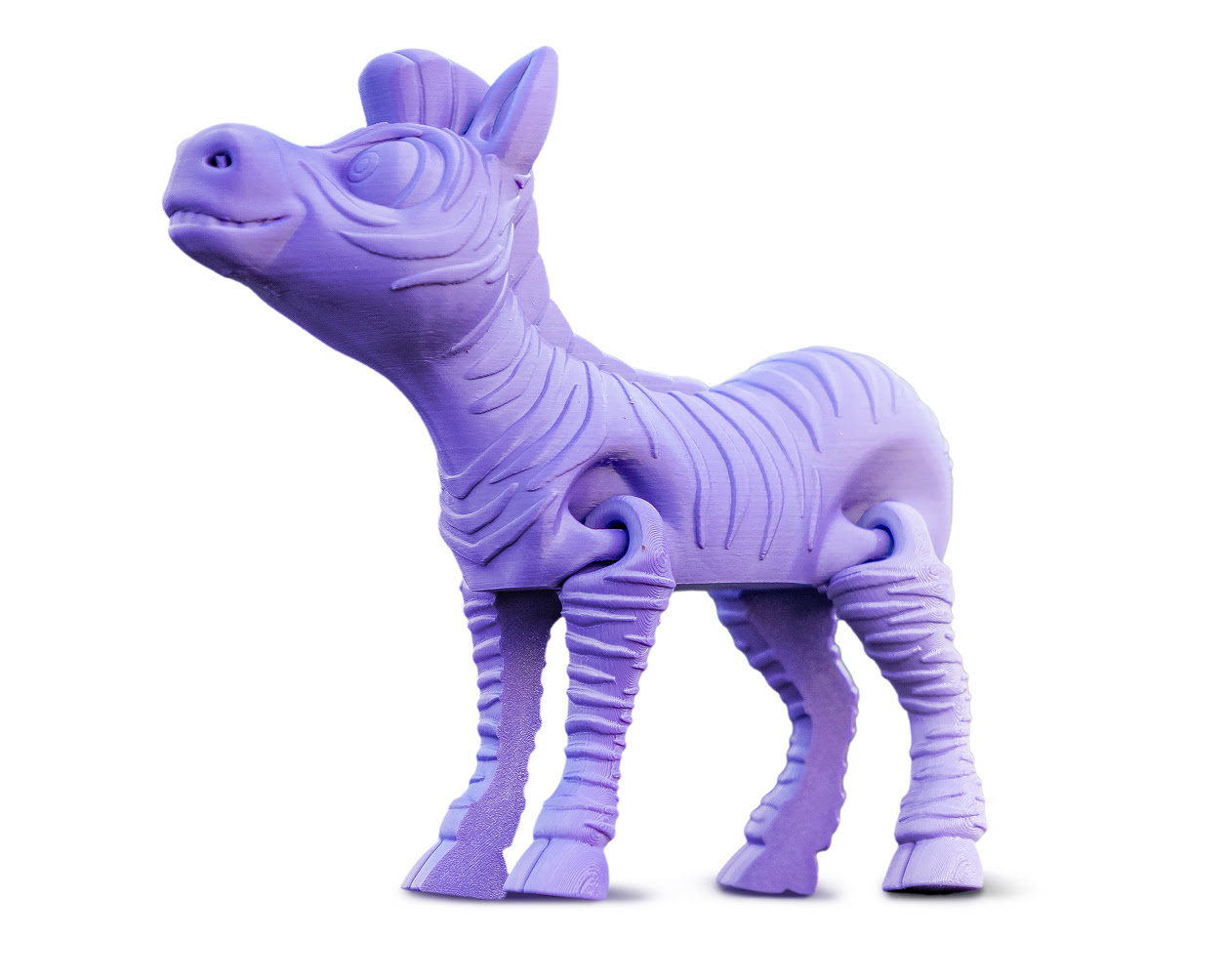 Un modelo articulado de cebra con articulaciones móviles, impreso en 3D con filamento de copoliéster CoPE flexible de Polymaker en color morado.