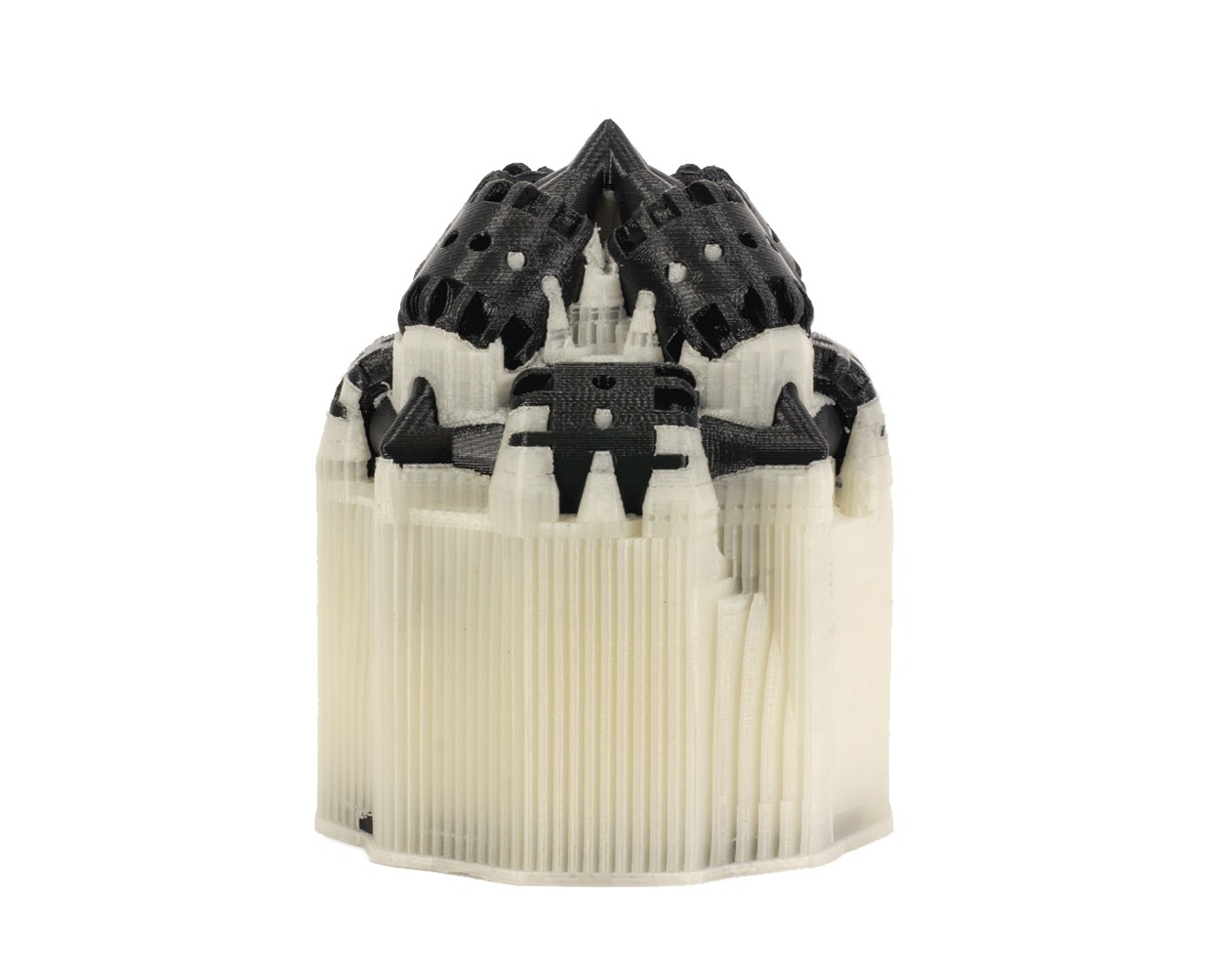 Una impresión 3D de doble extrusión de un modelo negro envuelto en estructuras de filamento de soporte de PVA soluble en agua.