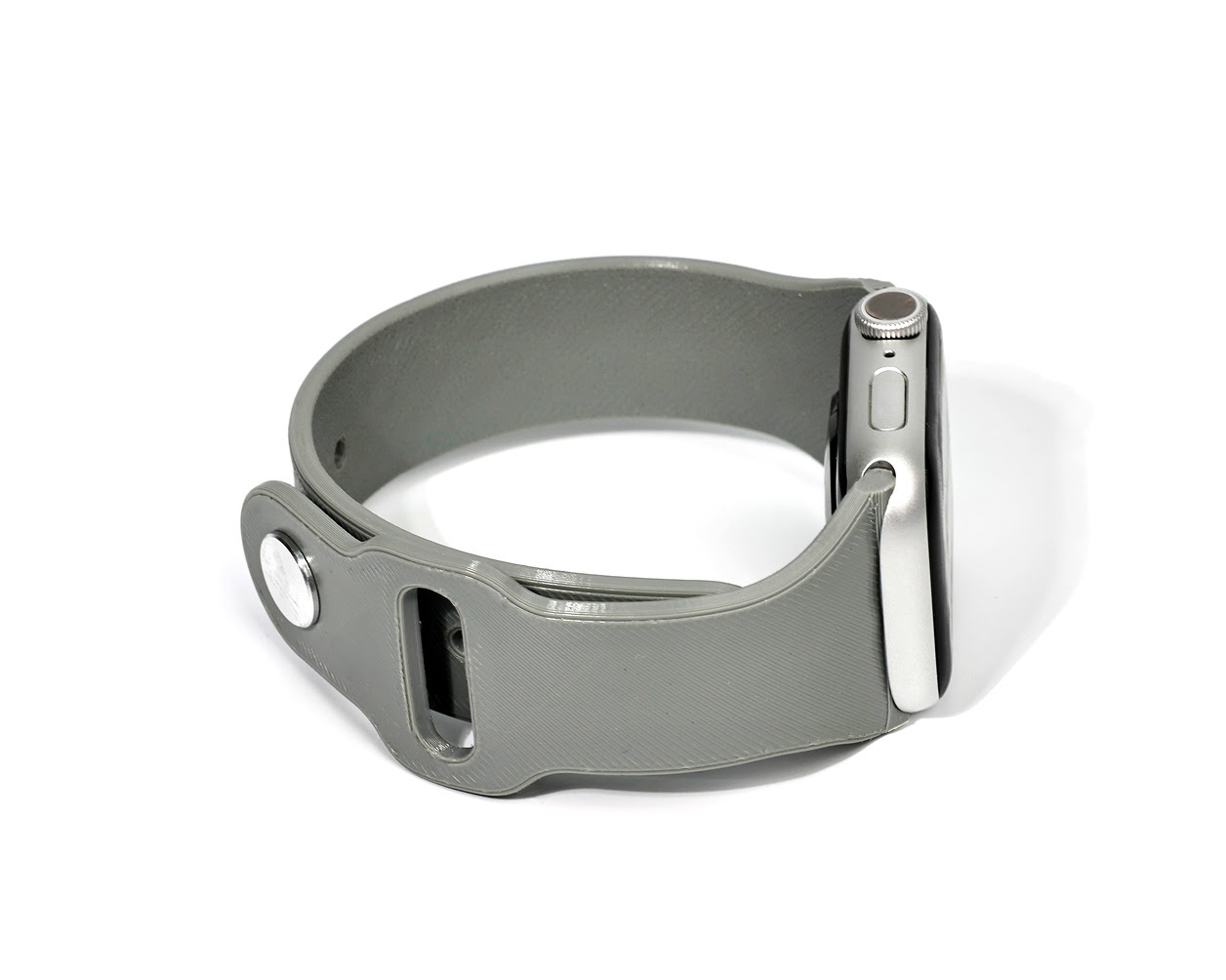 Una correa flexible para reloj inteligente de color gris, impresa en 3D a medida con filamento elastomérico de TPU similar al caucho.