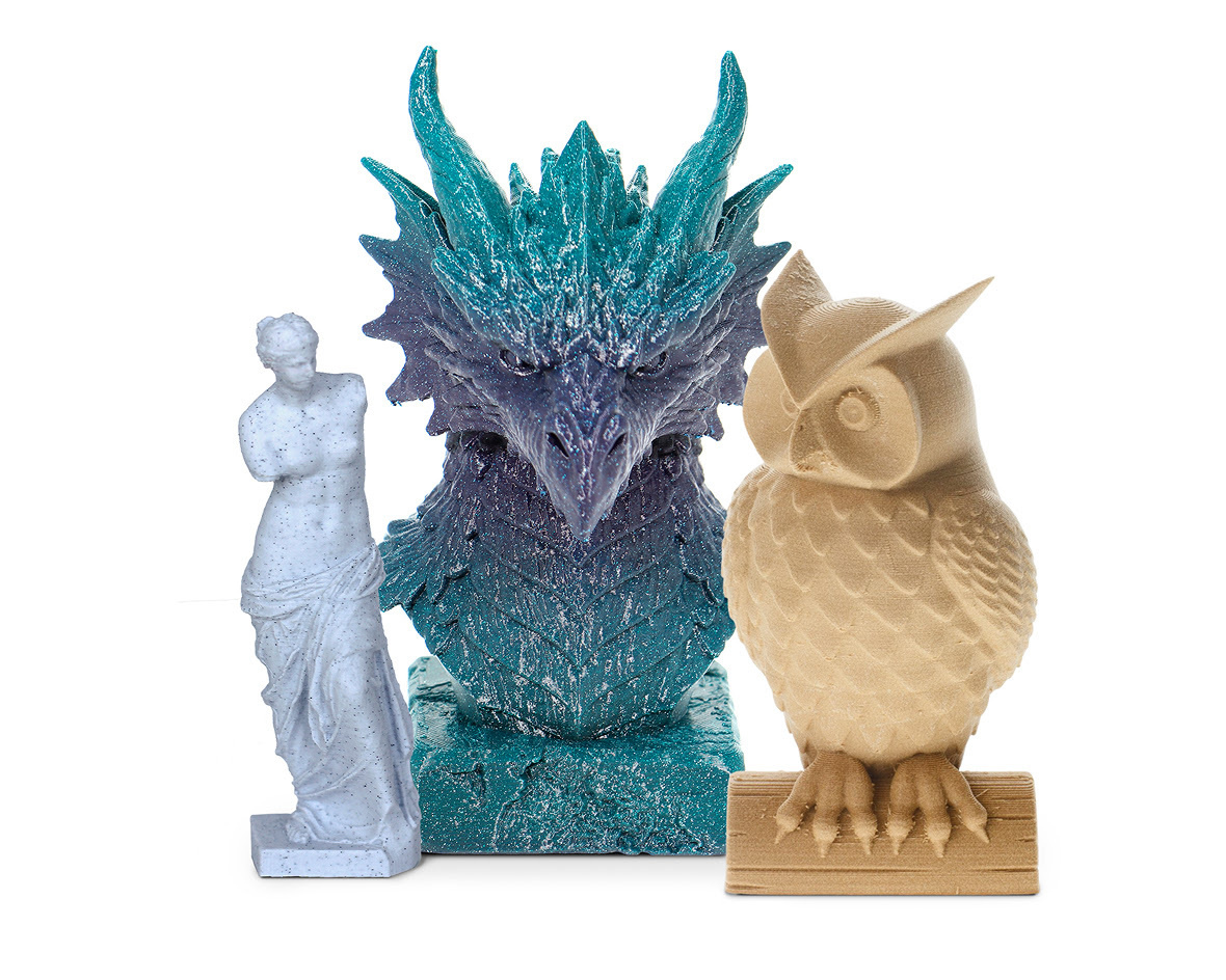 Una colección de modelos artísticos impresos en 3D con filamentos especiales, que incluyen materiales con aspecto de piedra, con purpurina y compuestos de madera.